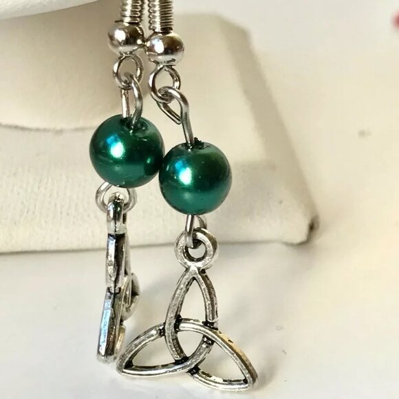 Celtic Irish Trinity Knot Earrings St. Patricks Day Green Glass Pearl Silvertone - Picture 4 of 8